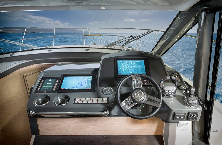 Bavaria r40 cockpit