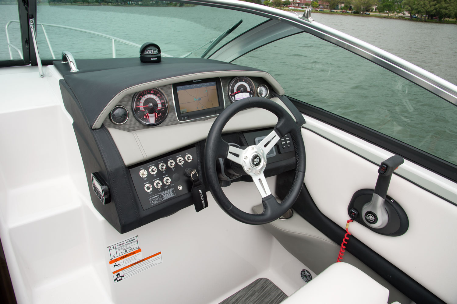 Four Winns Vista 255 cockpit