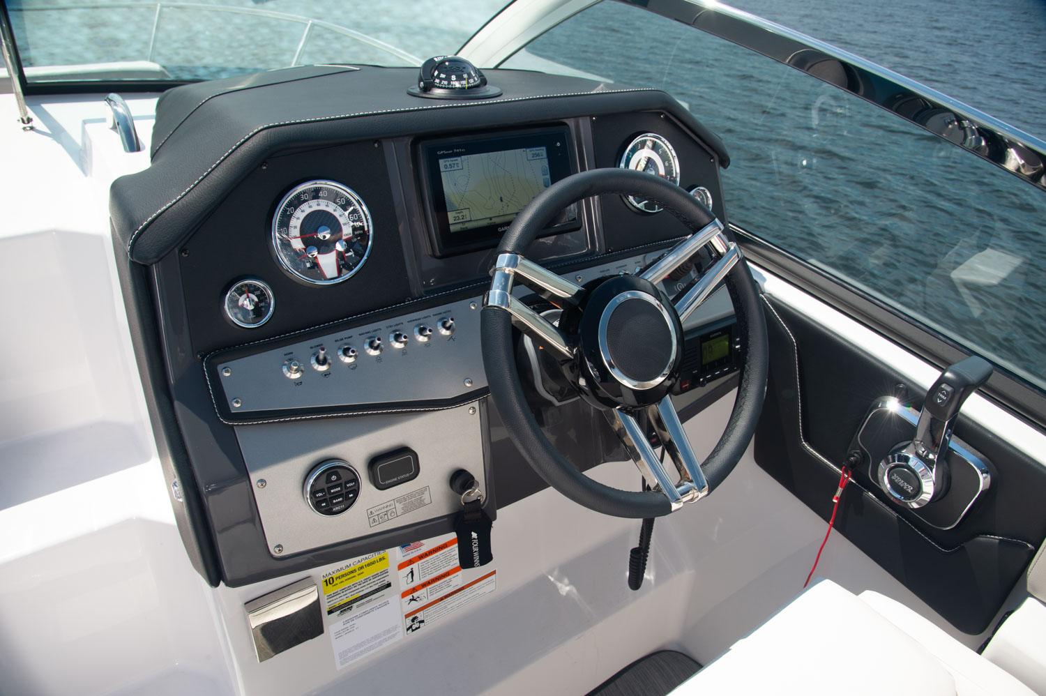 Four Winns Vista 275 cockpit dashboard