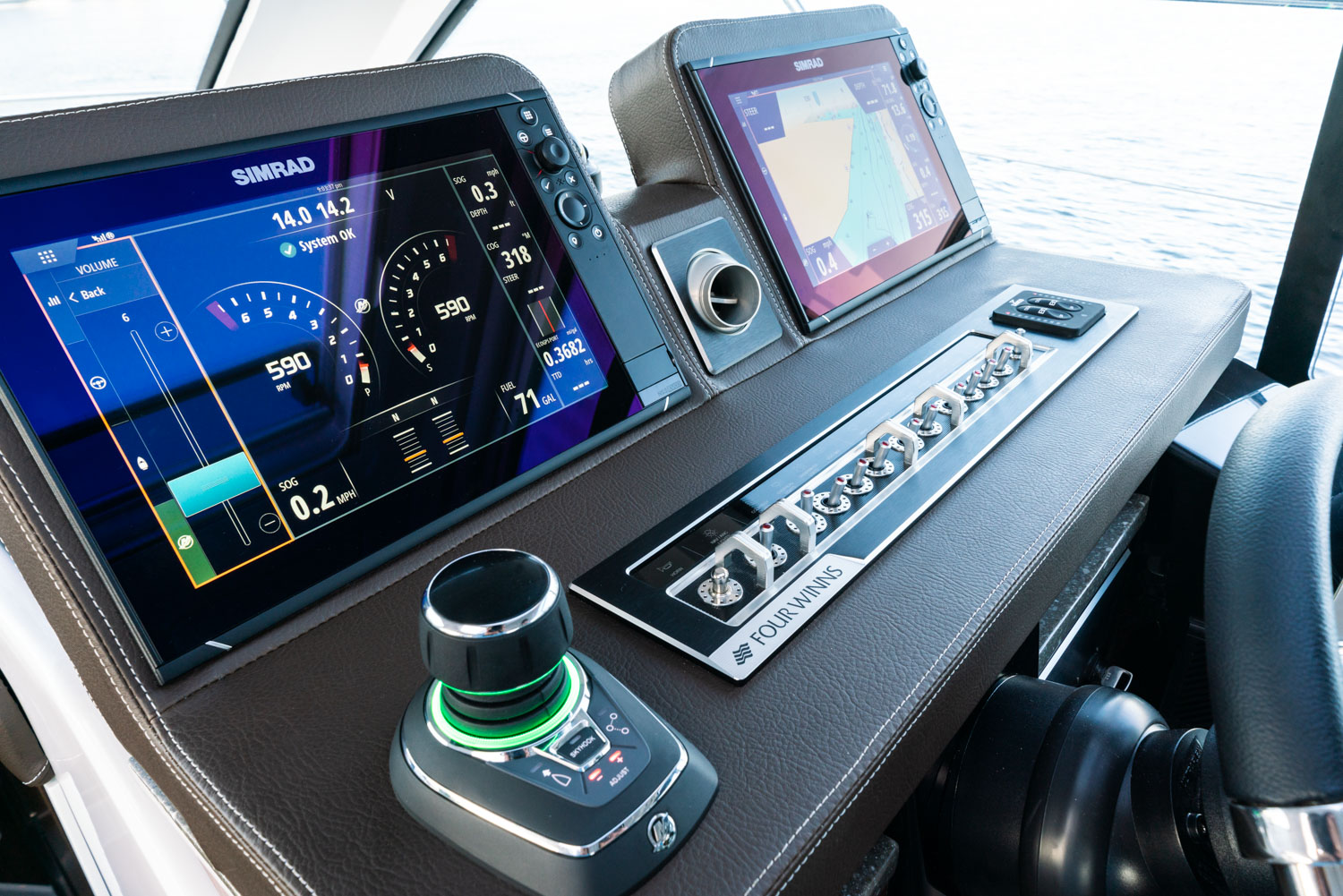 Four Winns Vista 355 Coupe boat dashboard